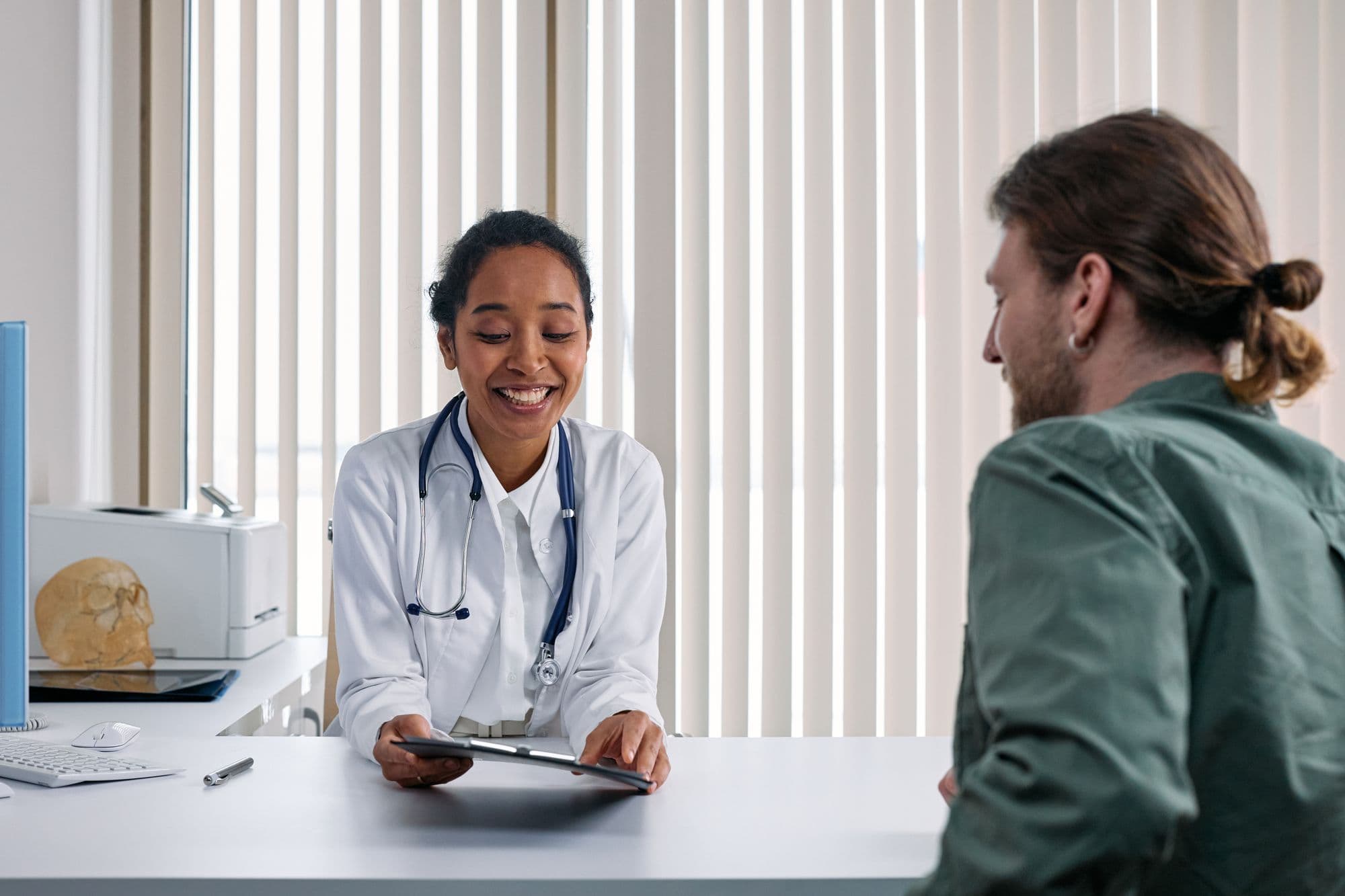 Fotografía ilustrativa de una médica conversando con un paciente.